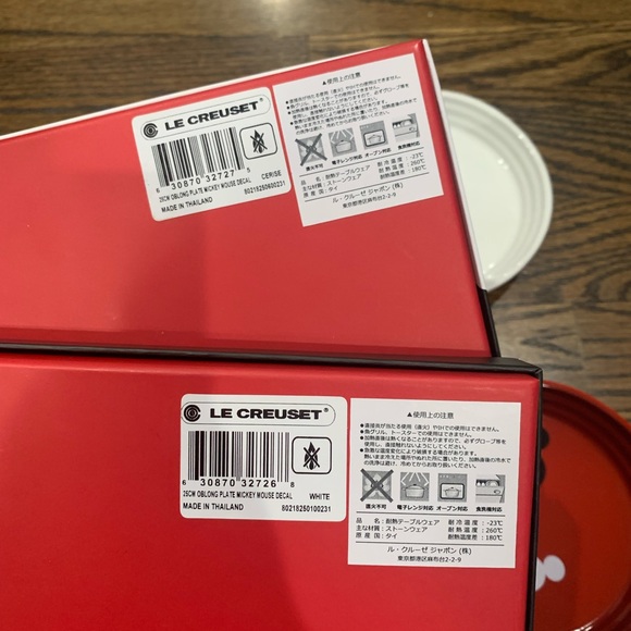 New Disney Mickey x Le Creuset Oblong Plates Set of 2 - Picture 6 of 7